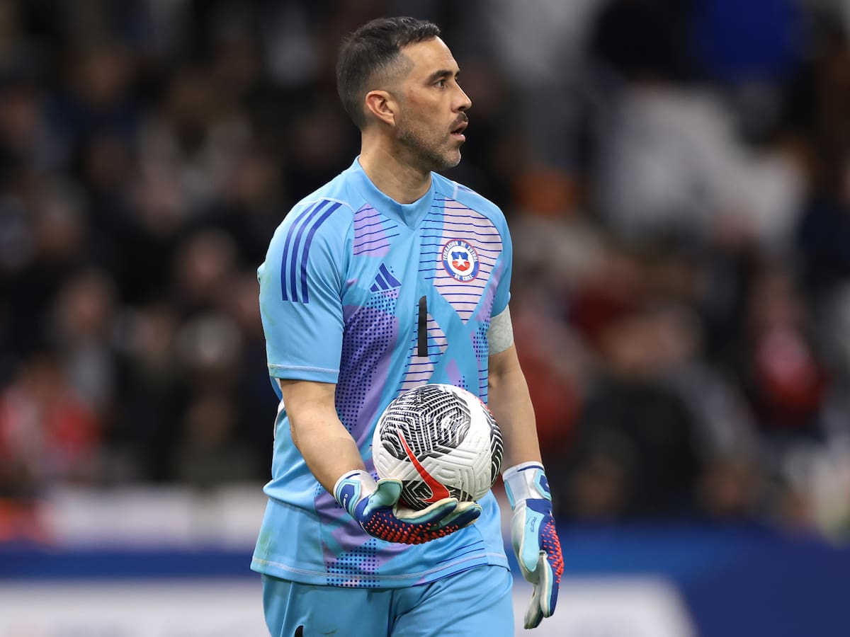 “Quién sabe el día de mañana...”: Claudio Bravo aborda la opción de trabajar en Colo Colo tras su retiro