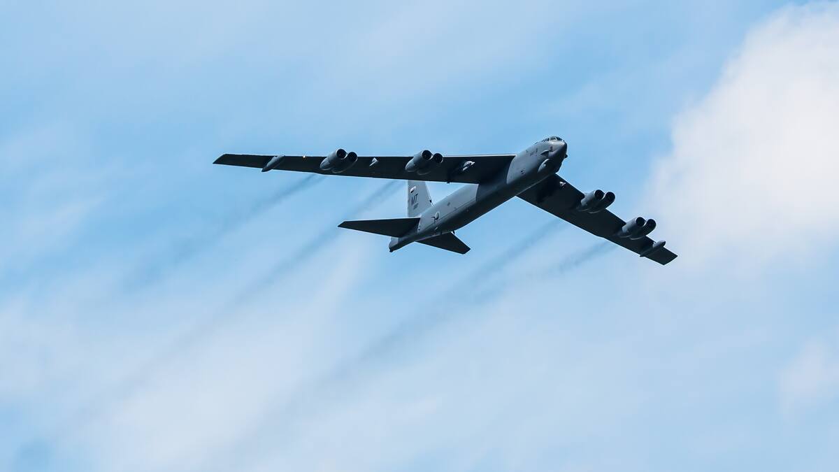 Las imágenes del bombardero B-52 que se estrelló tras despegar en una base aérea de California