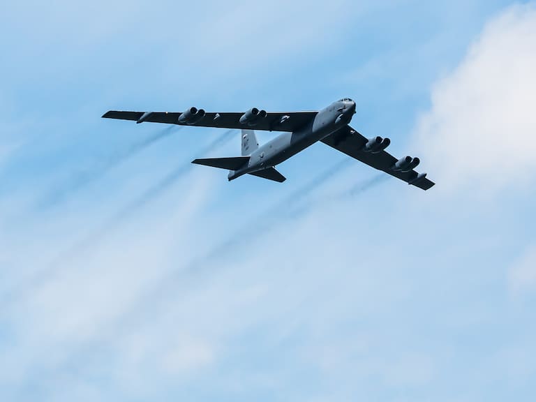 Las imágenes del bombardero B-52 que se estrelló tras despegar en una base aérea de California