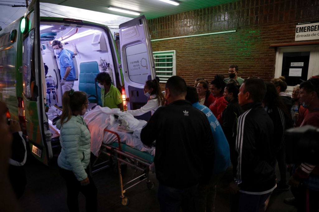 Ambulancia traslada a víctima del consumo de droga adulterada en Argentina