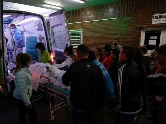 Ambulancia traslada a víctima del consumo de droga adulterada en Argentina
