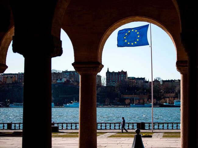 La bandera de la Unión Europea flamea en la ciudad sueca de Estocolmo
