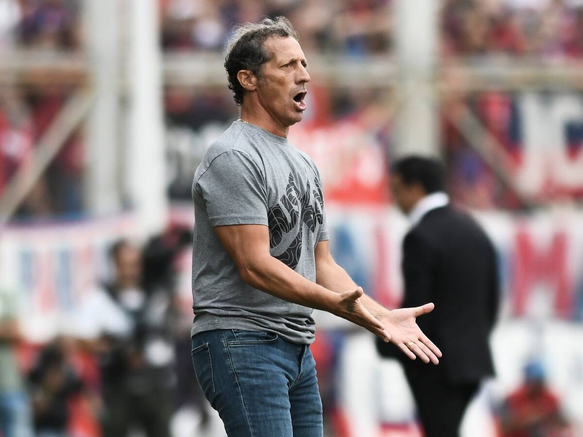 DT argentino explota en plena conferencia de prensa: “Piden mi cabeza y se esconden... Tengan cuidado”