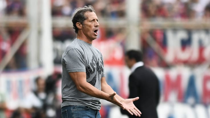 DT argentino explota en plena conferencia de prensa: “Piden mi cabeza y se esconden... Tengan cuidado”
