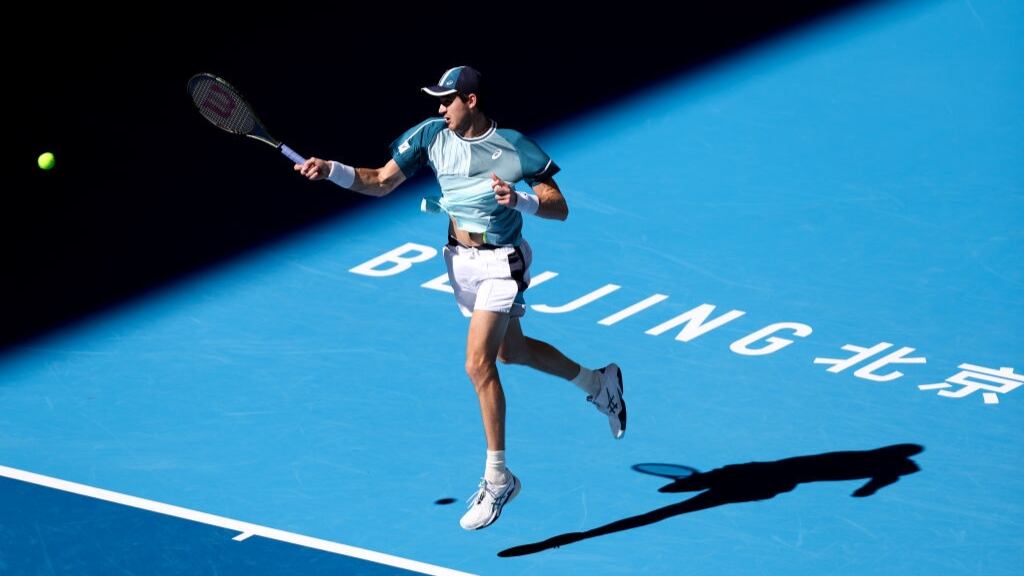 Nicolás Jarry remonta ante Arnaldi para avanzar a cuartos de final en Beijing