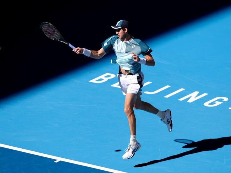 Nicolás Jarry remonta ante Arnaldi para avanzar a cuartos de final en Beijing