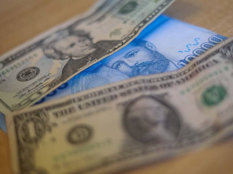 8 de Mayo del 2023/SANTIAGO
El peso chileno se posesiona y el dólar abre a la baja tras los resultados de la elecciones de Consejeros Constitucionales.
FOTO: SEBASTIAN BELTRAN GAETE / AGENCIUNO