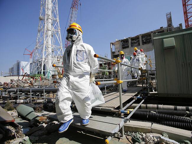 Trabajadores de la central nuclear de Fukushima