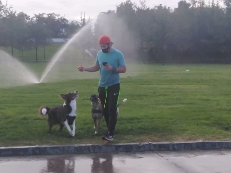 Santiaguinos aprovechan la franja Elige Vivir Sano para ejercitarse con sus mascotas en el Parque O’Higgins