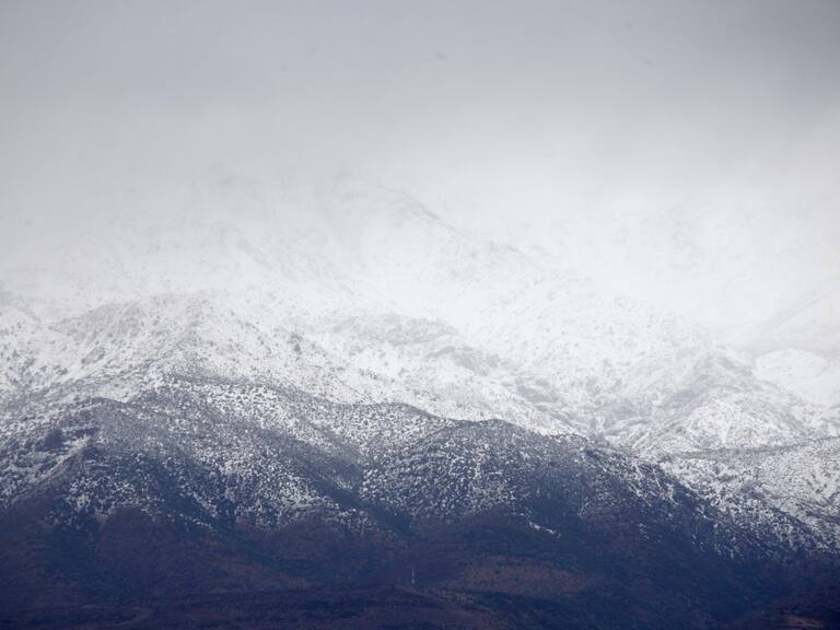Nieve en la región Metropolitana: nuevo pronóstico del tiempo señala cuándo podrían caer precipitaciones sólidas en la zona central