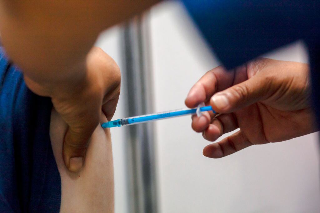 Trabajadora de la salud aplica una vacuna anticovid en Buenos Aires