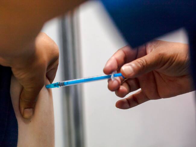 Trabajadora de la salud aplica una vacuna anticovid en Buenos Aires