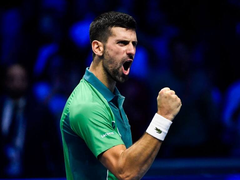 Novak Djokovic apabulló a Carlos Alcaraz y se citará con Sinner en la final de las ATP Finals