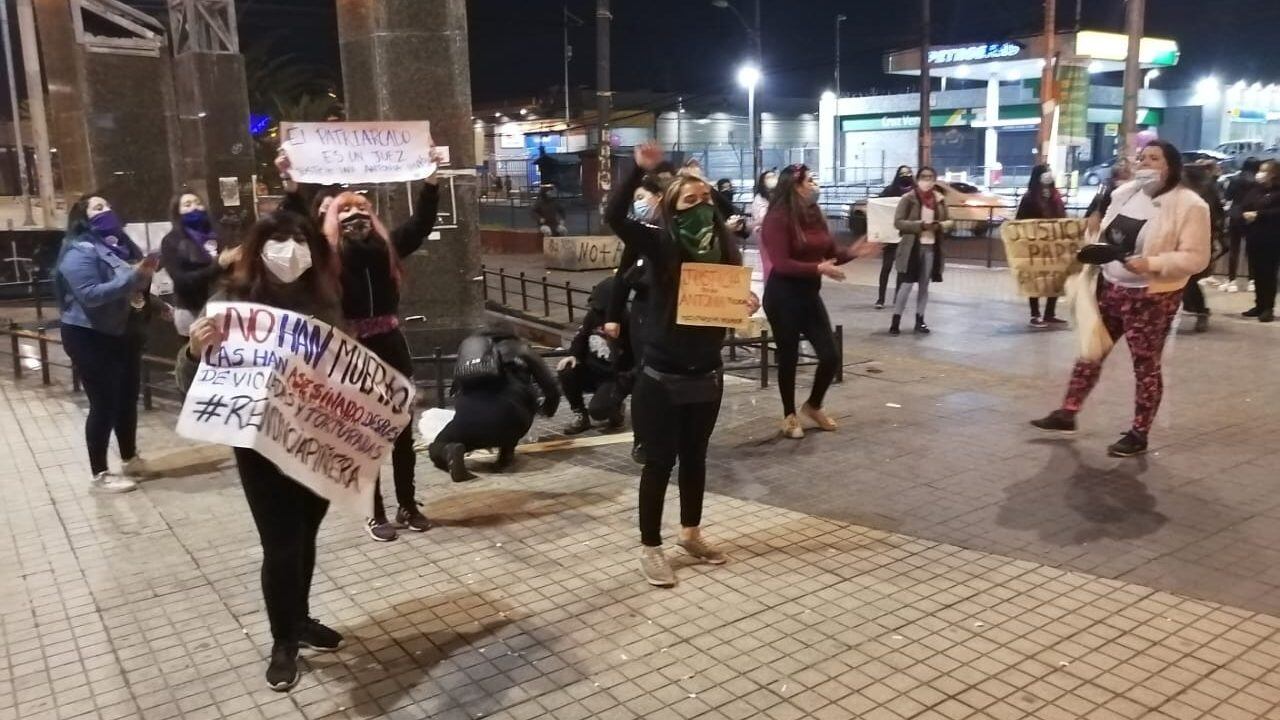 Diversas manifestaciones se registran en Santiago y regiones tras resolución que dejó a Martín Pradenas en arresto domiciliario