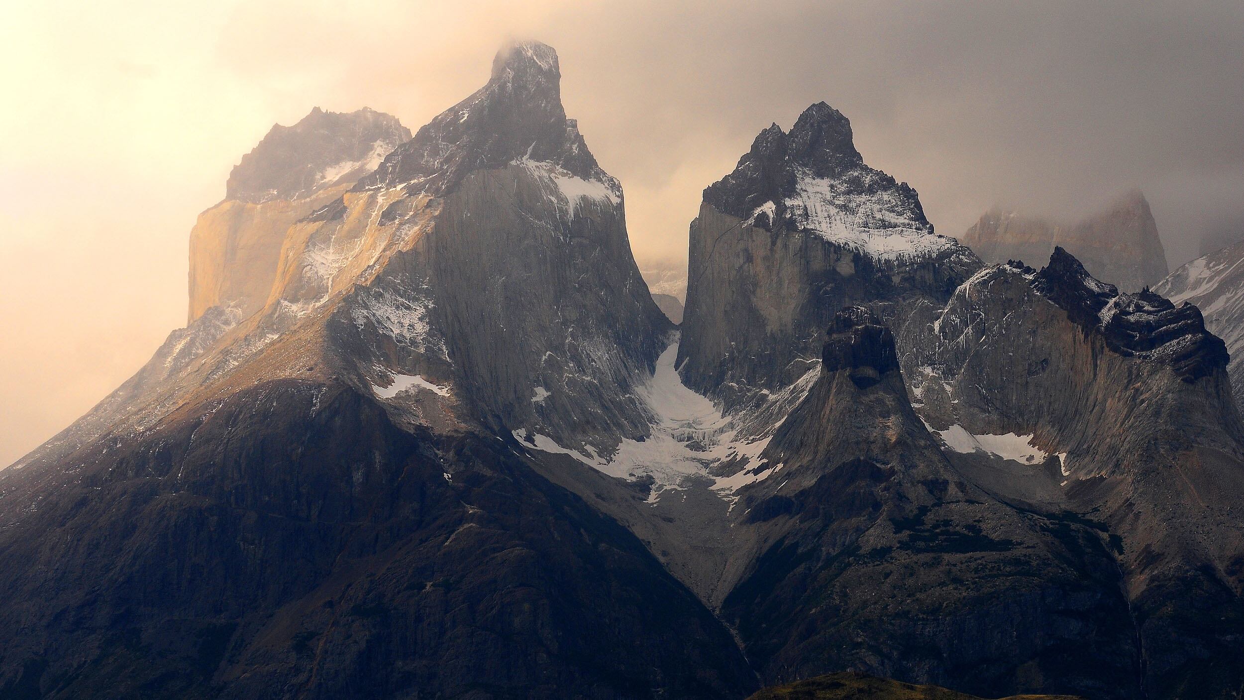 Las Torres del Paine se ubican a 312 Klm al Norte de Punta Arenas, ciudad capital de la Duodecima Region de Magallanes y Antartida Chilena. El Parque Nacional tiene una superficie de 242.242 klm, es uno de los parques mas importantes del pais y el tercero en cantidad de visitas, de las cuales el 75 % es extranjero. El Parque fue creado el 13 de mayo de 1959 y en 1978 la Unesco lo declaro Reserva de la Biosfera.