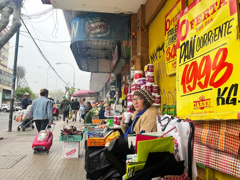 08 de octubre de 2025/ VALPARAISO
Comercio ambulante se registra en la Avenida Pedro Montt de Valparaíso.
FOTO: AGENCIAUNO