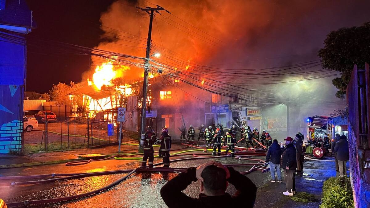 Tragedia en Puerto Montt: voraz incendio deja 3 personas muertas y 2 viviendas destruidas