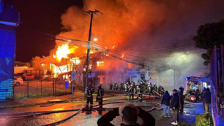 Tragedia en Puerto Montt: voraz incendio deja 3 personas muertas y 2 viviendas destruidas