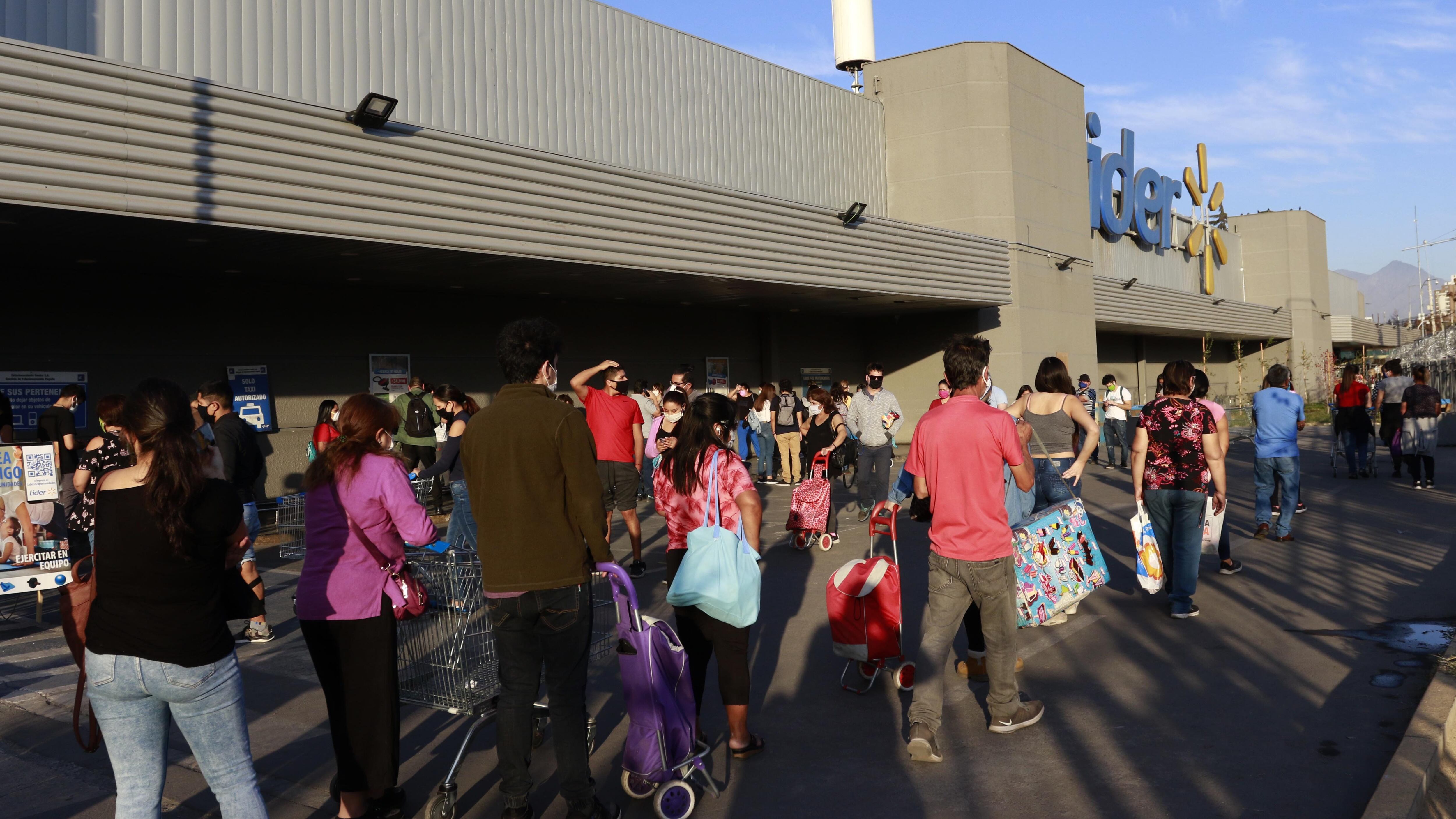 06 DE MAYO DE 2020/SANTIAGOUn fila de personas afuera del estacionamiento del Lider, durante las filas en supermercados de la Comuna de La Floriadacdebido a la cuarentena por el Coronavirus covid - 19
FOTO: MAURICIO MÉNDEZ/AGENCIAUNO