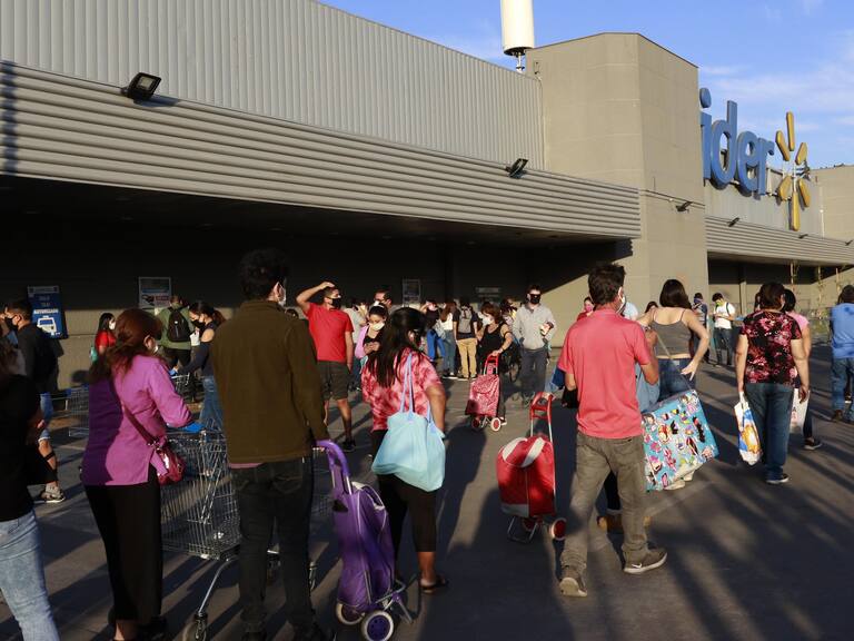 06 DE MAYO DE 2020/SANTIAGOUn fila de personas afuera del estacionamiento del Lider, durante las filas en supermercados de la Comuna de La Floriadacdebido a la cuarentena por el Coronavirus covid - 19
FOTO: MAURICIO MÉNDEZ/AGENCIAUNO