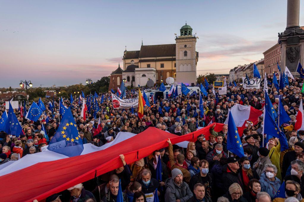 Manifestantes muestran la bandera de la UE por las calles de Varsovia