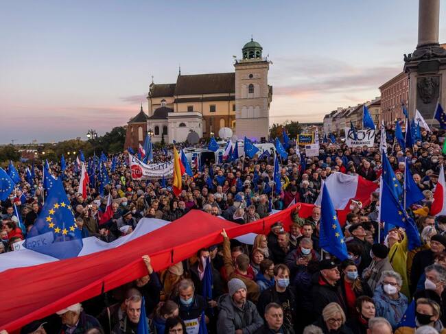 Manifestantes muestran la bandera de la UE por las calles de Varsovia
