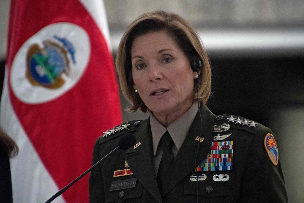 La comandante en jefe del Comando Sur de Estados Unidos, la general Laura Richardson, habla ante los medios tras una cita con el gobierno de Costa Rica.