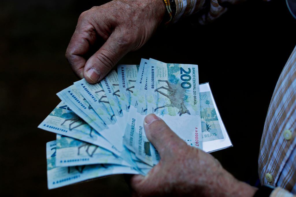 Un hombre con miles de reales en medio de la inflación en Brasil