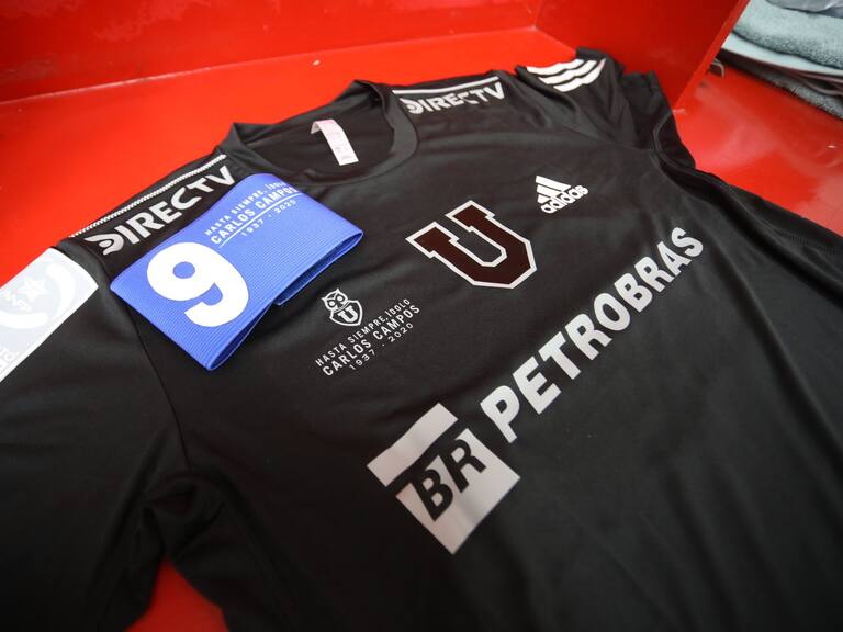 Ratificado: La inédita camiseta negra con que la U homenajeará a Carlos Campos