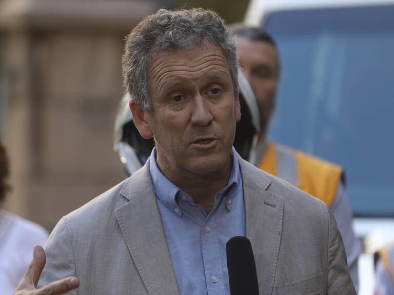 Ministro de Transportes y el incendio en Ancud que dejó a 300 personas damnificadas: “Uno ve cenizas, pero son cenizas de sueños, de trabajo”