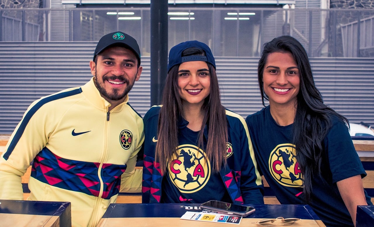 Un jugador y dos futbolistas del Club América