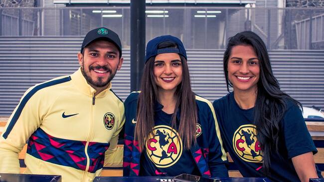 Un jugador y dos futbolistas del Club América