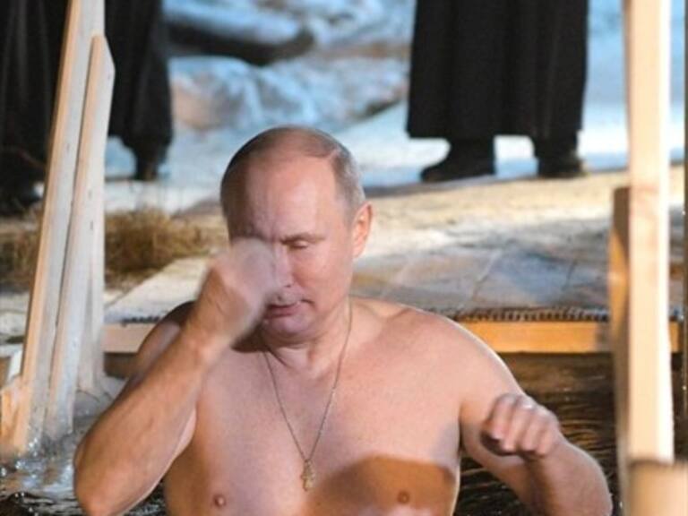Putin se sumergió en aguas bajo cero en ceremonia religiosa