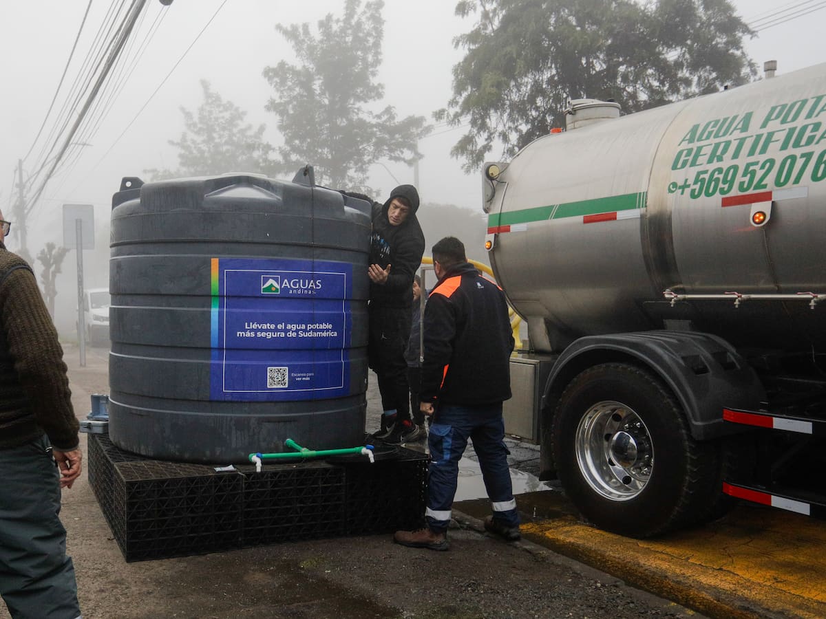 Corte de agua en la Región Metropolitana supera las 14 horas y afecta a más de 143 mil usuarios en 8 comunas