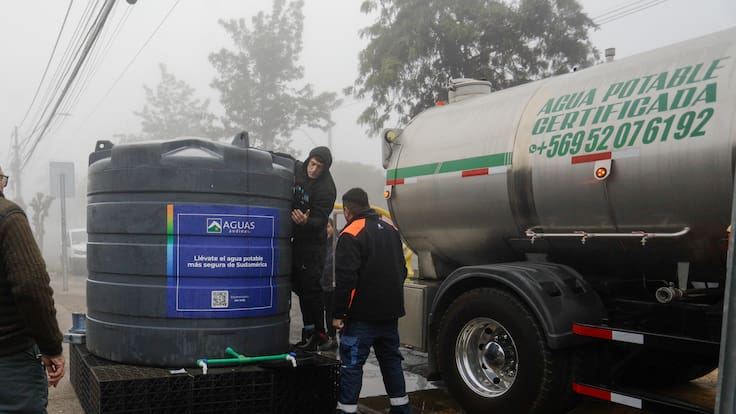 Corte de agua en la Región Metropolitana supera las 14 horas y afecta a más de 143 mil usuarios en 8 comunas