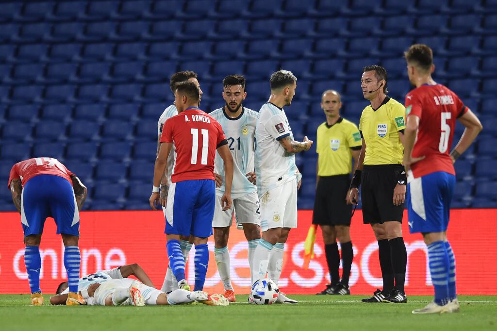 Exequiel Palacios lesionado en el piso en el juego Argentina-Paraguay