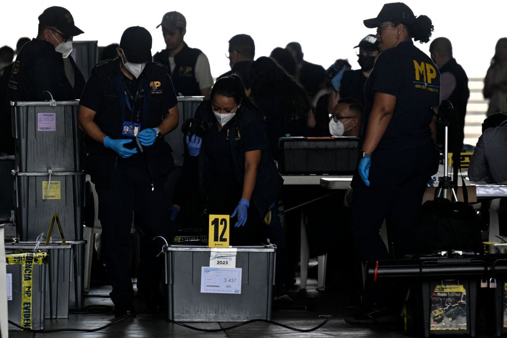 Fiscales de Guatemala allanan el tribunal electoral y abren urnas de votos
