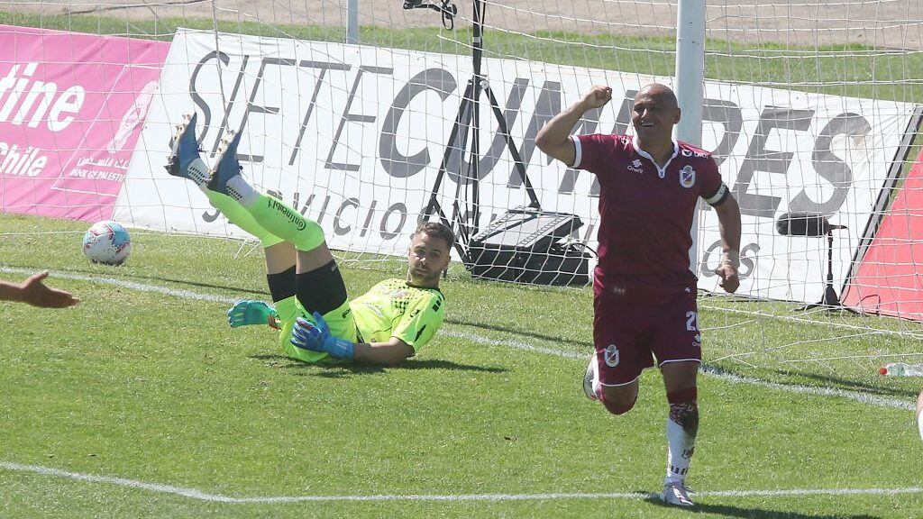 22 de Noviembre del 2020/SANTIAGOHumberto Suazo(c) celebra su primer gol y el 1 a 1 de Deportes La Serena ,durante el partido valido por la Vigésima fecha del Campeonato Nacional AFP PlanVital 2020, entre Palestino vs Deportes La Serena, disputado en el Estadio Municipal de la Cisterna.
FOTO:Marco Muga/AGENCIAUNO