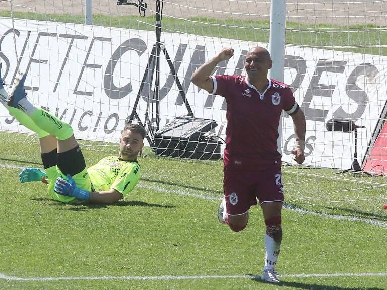 22 de Noviembre del 2020/SANTIAGOHumberto Suazo(c) celebra su primer gol y el 1 a 1 de Deportes La Serena ,durante el partido valido por la Vigésima fecha del Campeonato Nacional AFP PlanVital 2020, entre Palestino vs Deportes La Serena, disputado en el Estadio Municipal de la Cisterna.
FOTO:Marco Muga/AGENCIAUNO