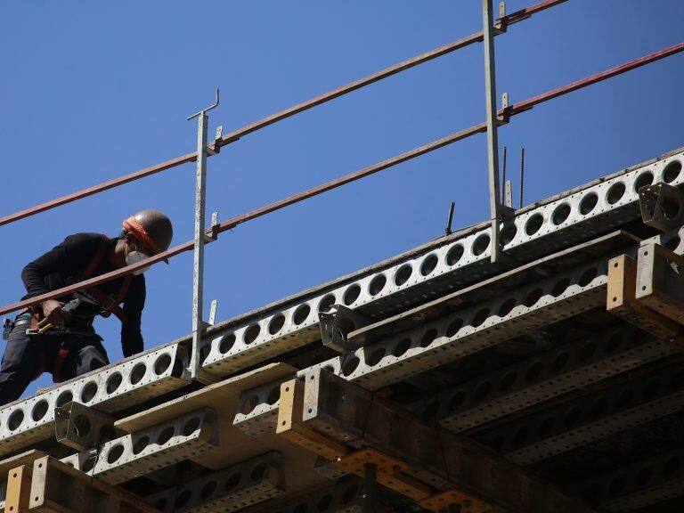 15 de enero del 2021/SantiagoLa seremi de Salud Metropolitana, Paula Labra, junto al seremi de Economía, Raul Morales y el presidente de la Camara Chilena de la Construccion (CChC), Antonio Errazuriz, realizan una visita conjunta a una obra de construcción en la comuna de Lo Barnechea. En la oportunidad se hace entrega de un kit de prevención sanitaria a los trabajadores para que se protejan tanto dentro como fuera de la obra.
KARIN POZO/AGENCIAUNO