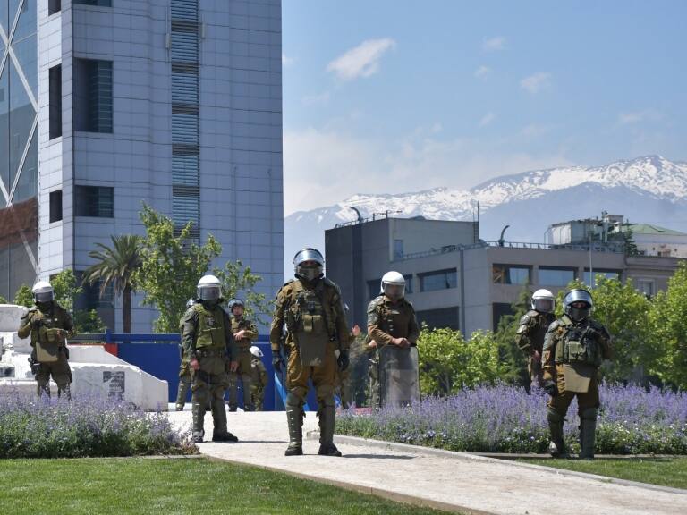 Aniversario 18-O: manifestantes se toman Plaza Baquedano y se enfrentan a Carabineros