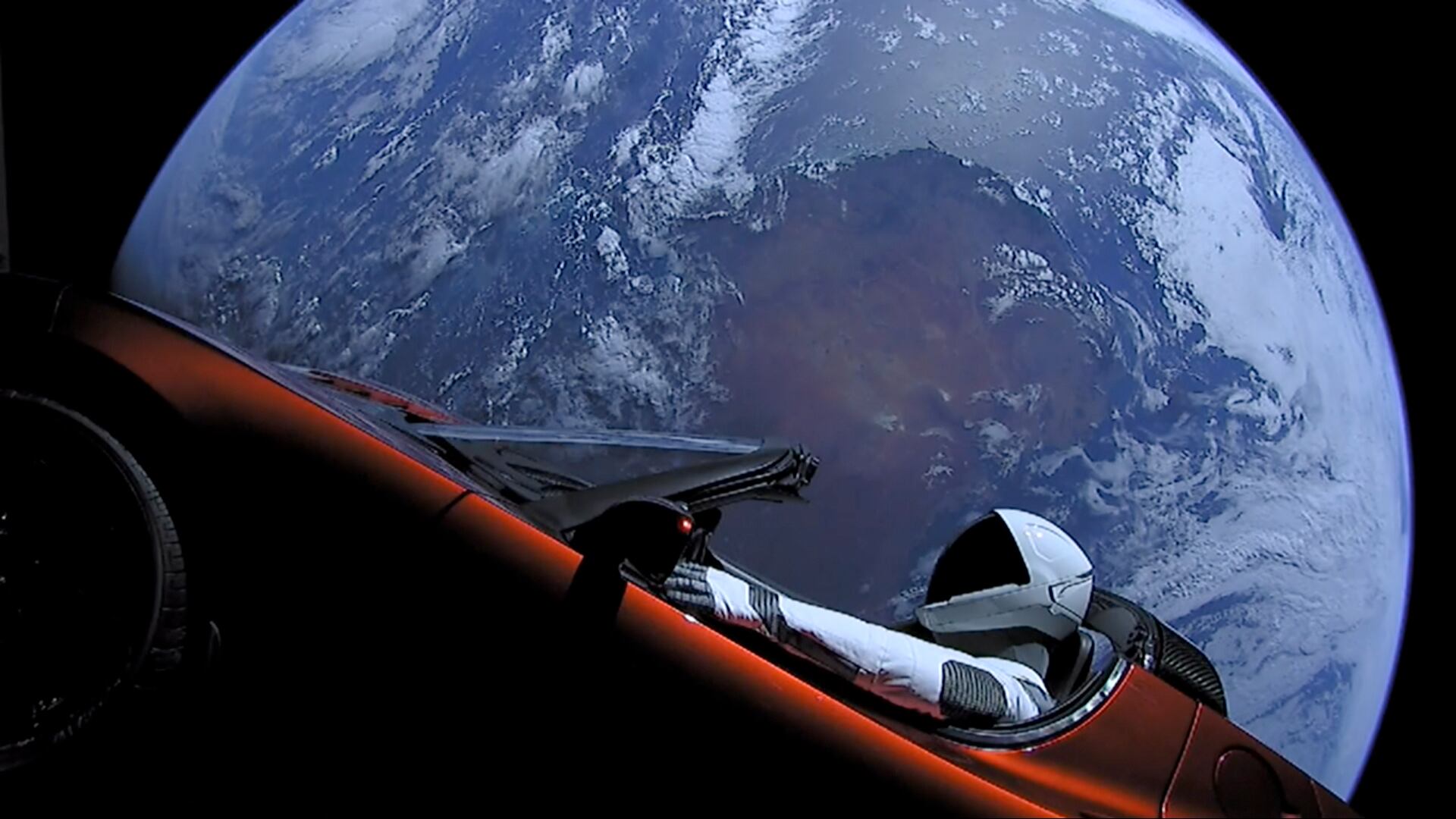 8 DE FEBRERO: Roadster Tesla lanzado desde el cohete Falcon Heavy con un conductor ficticio llamado "Starman" se dirige hacia Marte / Getty Images