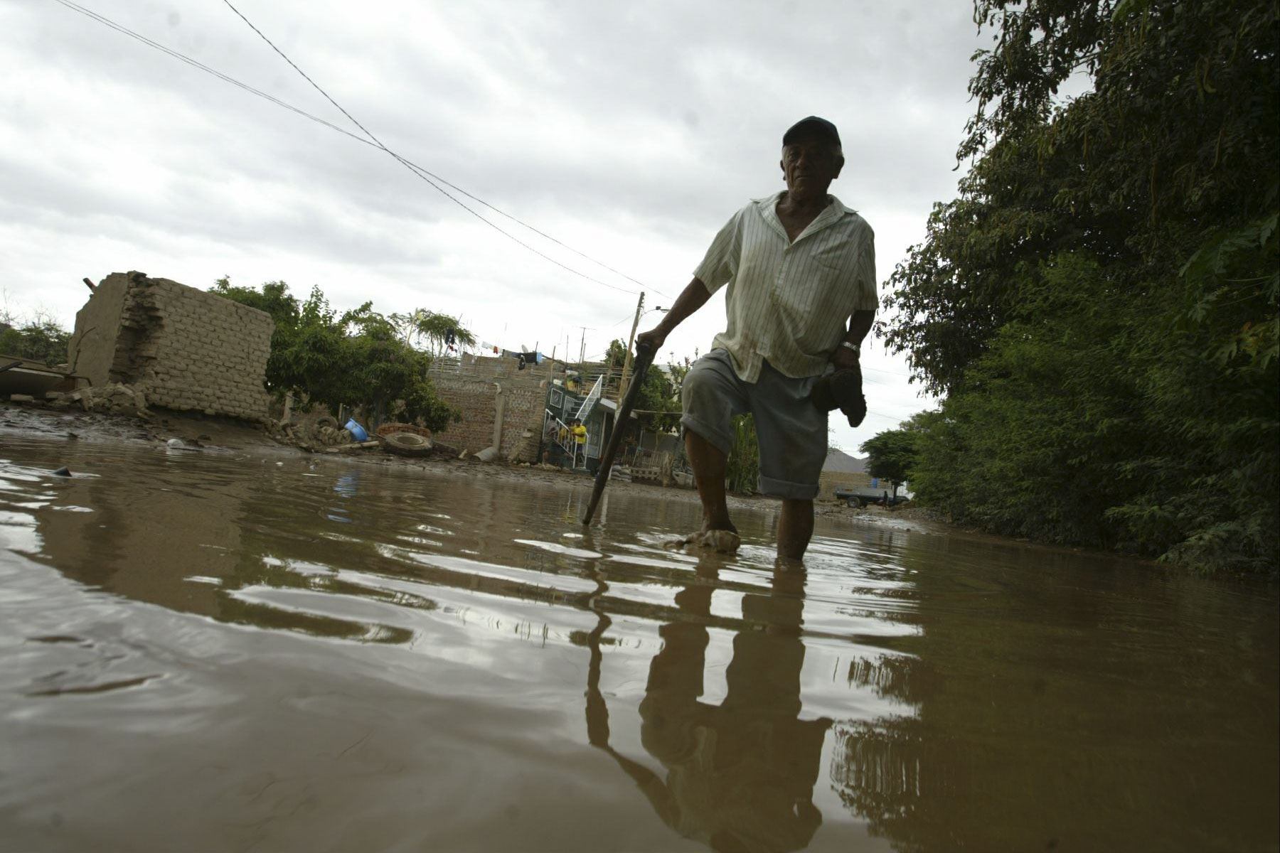Hombre camina en el agua por fuertes lluvias y desborde de ríos en Bolivia