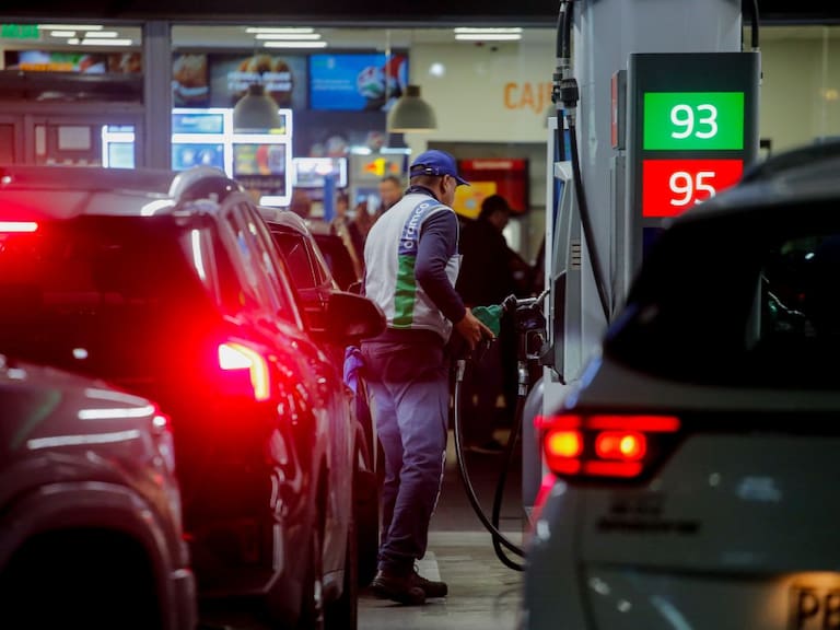 Gobierno anuncia baja de $100 en gasolinas