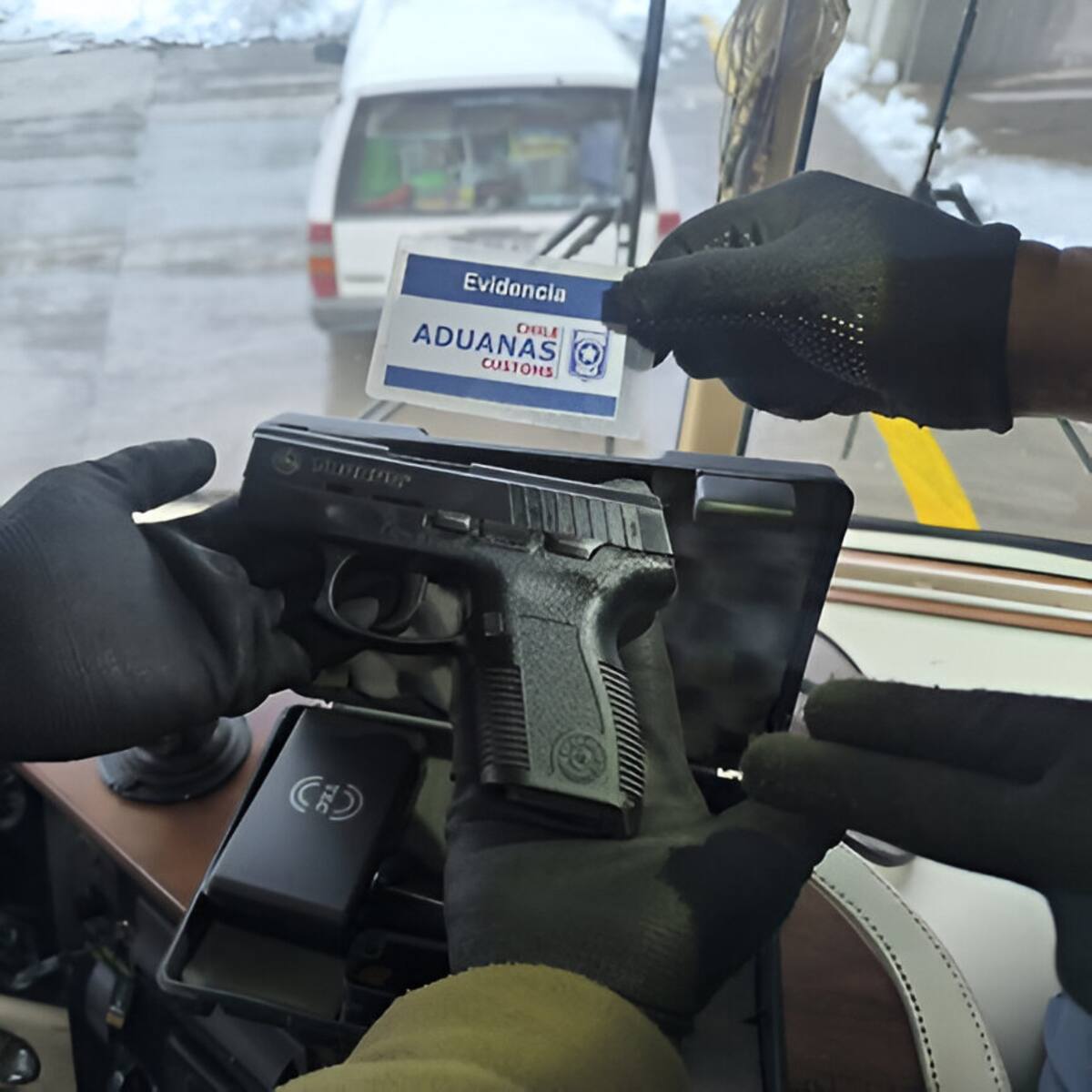 Servicio Nacional de Aduanas detiene a conductor de casa rodante que transportaba armas de fuego y municiones