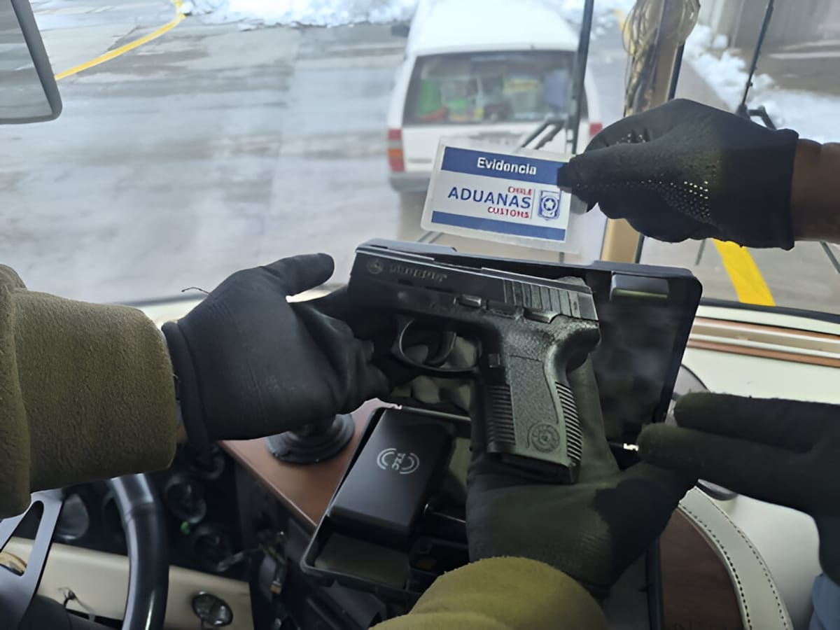 Servicio Nacional de Aduanas detiene a conductor de casa rodante que transportaba armas de fuego y municiones