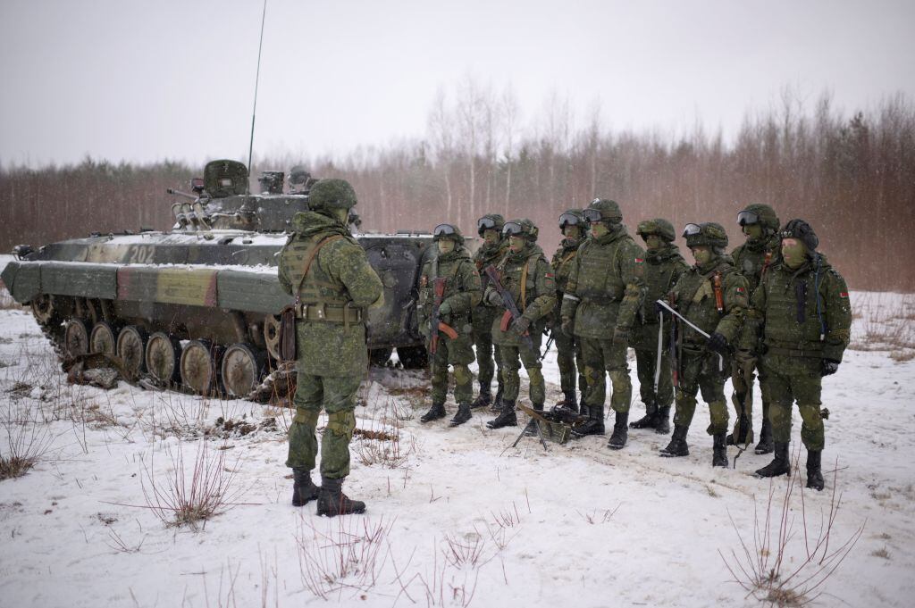 Militares de Bielorrusia cumplen parte de su entrenamiento en la nieve