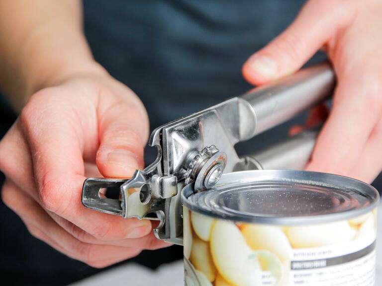 Este es el truco casero para abrir conservas sin tener abrelatas: requiere sola una cosa (y no es una piedra)