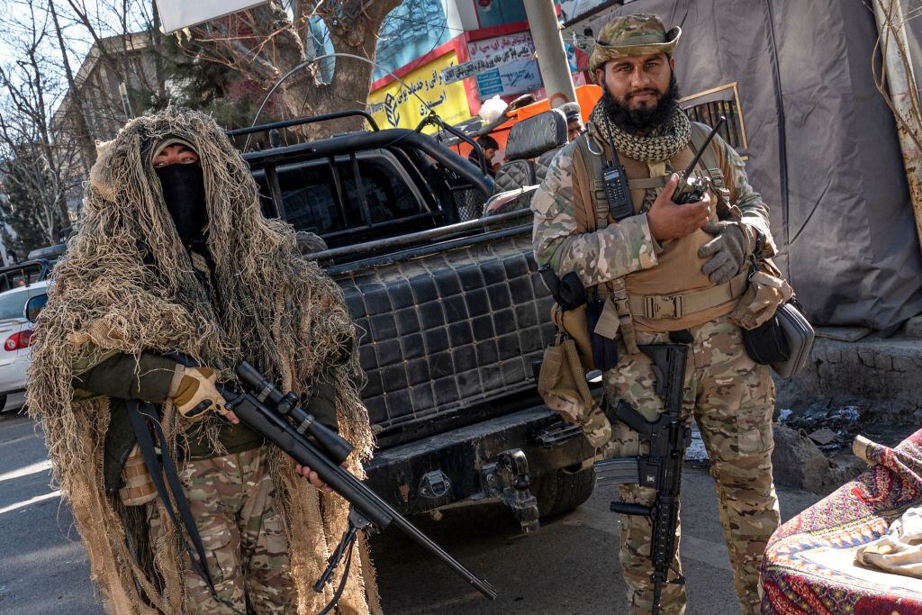Militares del régimen talibán caminan armados por las calles de Kabul en Afganistán