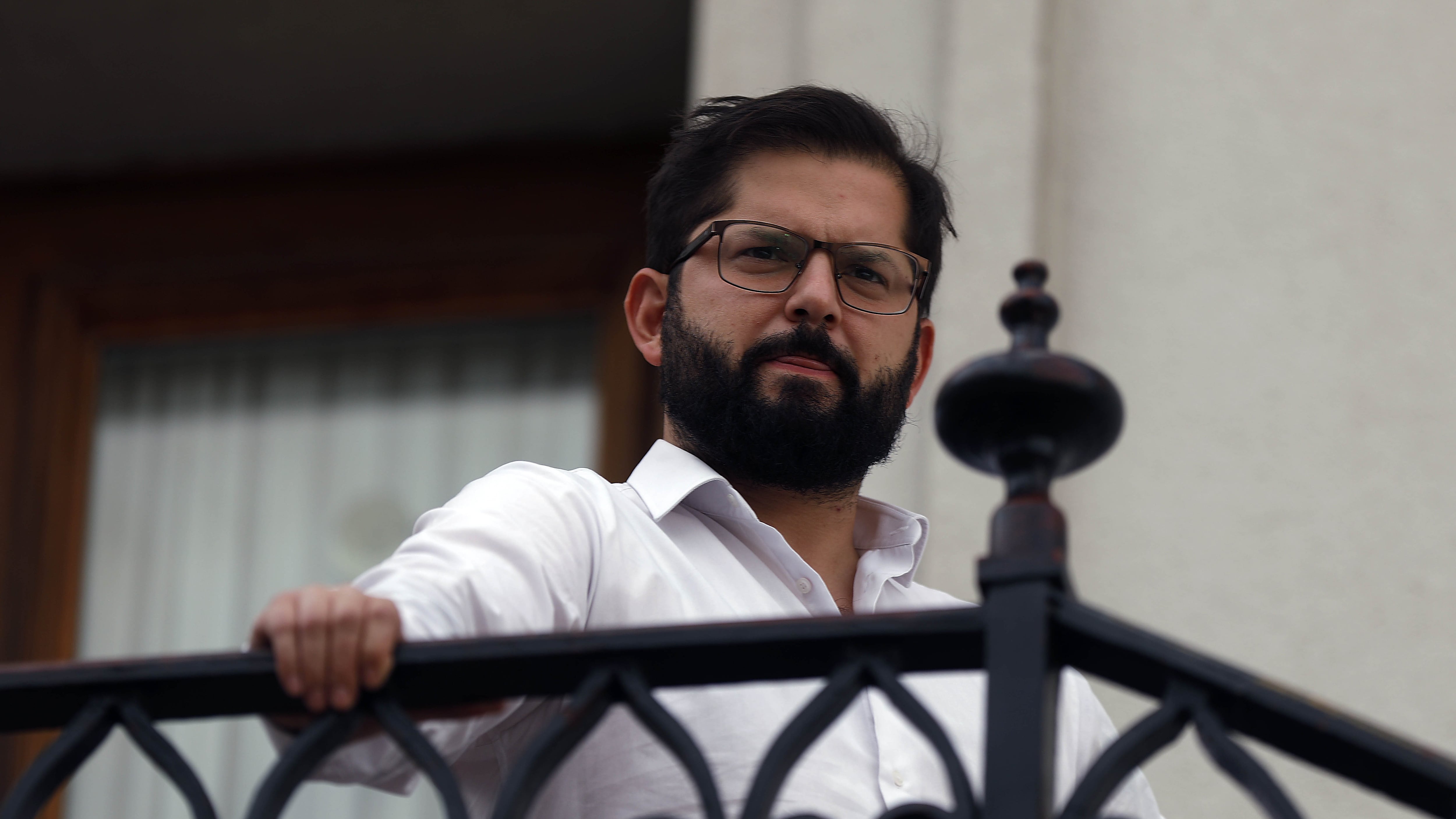 21 de Marzo de 2022/SANTIAGOEl Presidente de la Republica,Gabriel Boric, se asoma desde su oficina en el Palacio de la Moneda.
FOTO:CRISTOBAL ESCOBAR/AGENCIAUNO